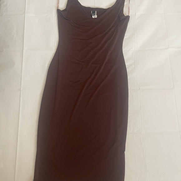 Elegant Brown Sleeveless Dress - Picture 1 of 8